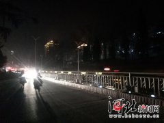 澳门葡京赌场_河北保定天威中路约600米路段路灯“瞎”了仨月